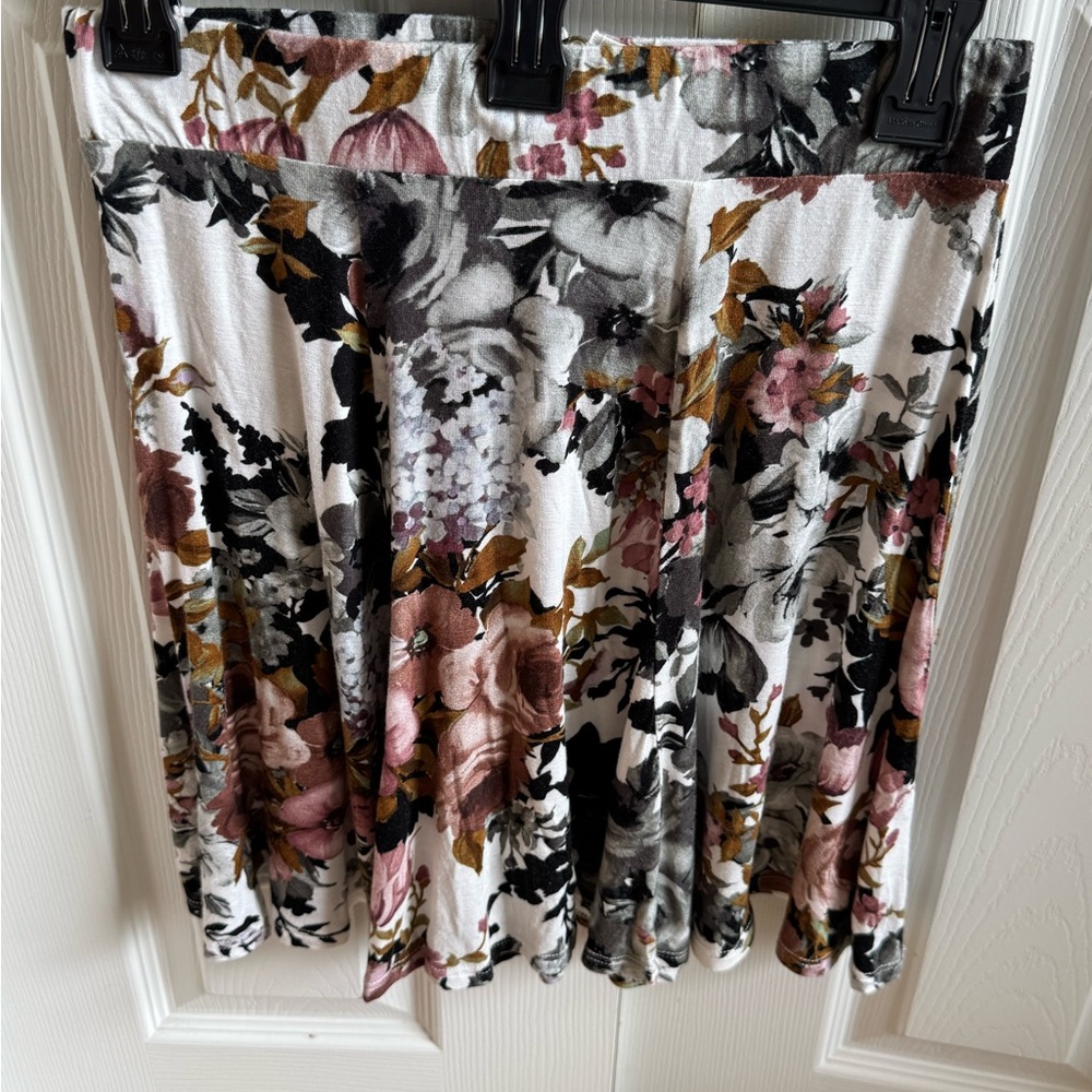 Floral Teen/ girls skirt - Black, Pink, Gray, Sz M, EUC